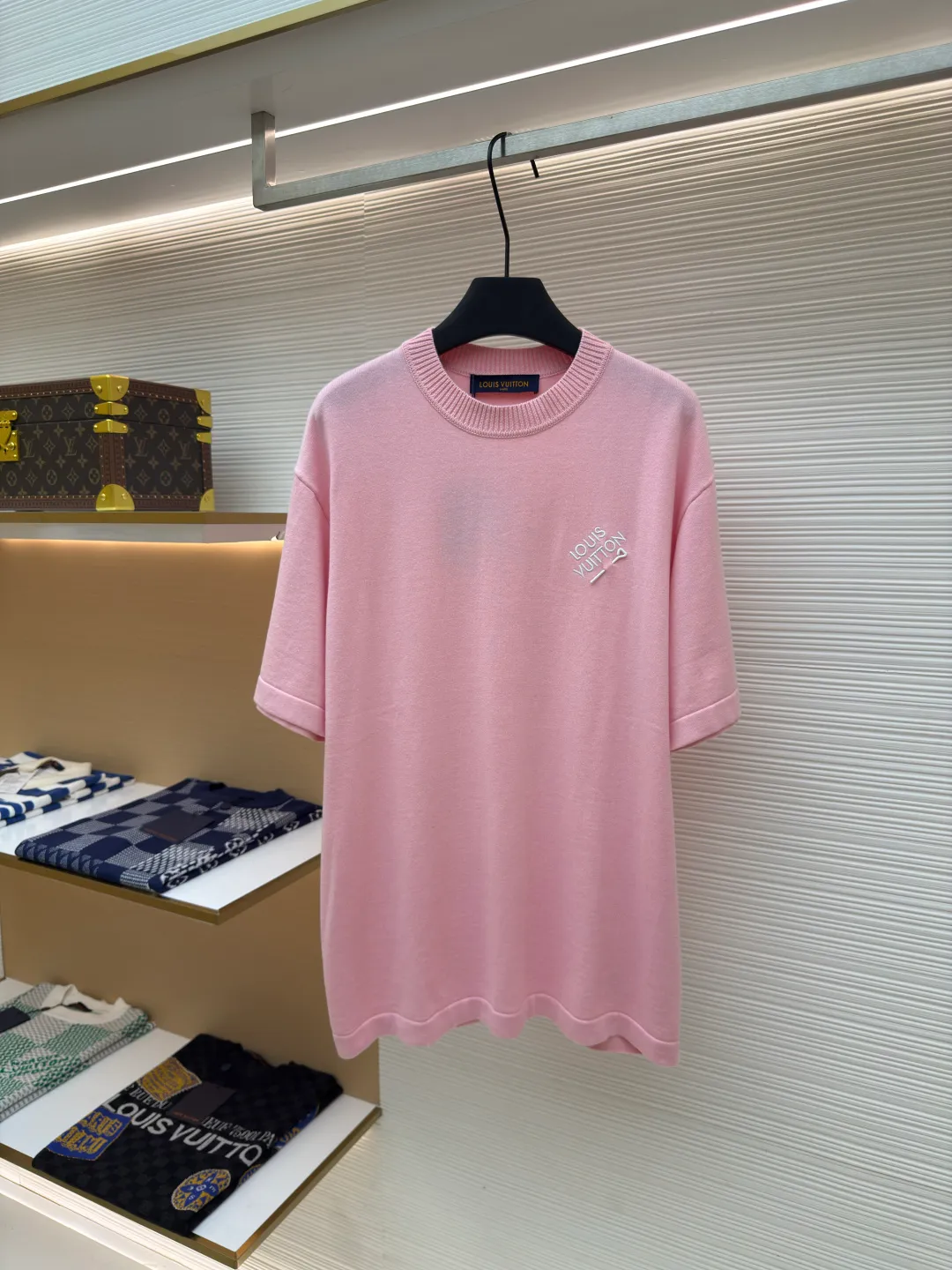 LOUIS VUITTON embroidered letter pin short sleeves ●Authentic product: Purchased and developed by 8766 ●Item number: 1680115-A50 ●Fabric: Dyeing fully combed cotton yarn weaving ●Technology: knitting ●Version: Fitted version ●Size: XS-S-M-L ●Description: Weaved using custom-woven, custom-dyed, fully combed 100% cotton yarn. A 14-needle computerized flat knitting machine is used to weave single-sided wool tissue according to the original version. The entire garment piece takes 6-7 hours per piece. The letters on the chest are sewn at a ratio of 1:1. All details are processed and finished by hand. The next operation can only be carried out after manual thread picking, knotting, inspection, and spot checks. Partial jacquard on one side requires a long time on the loom, the loss variables are unstable, and the scrap rate is high; especially for customized dyeing according to the Y version, to distinguish the wrong color and the big head version on the market. The overall wiring is straight and delicate, the fabric is comfortable and soft, and the color is consistent without color difference. It can be matched with the same style to create a fashionable look and control various occasions. Customized accessories, complete with three standards, same style for men and women!